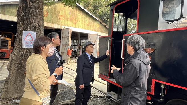日本若櫻鐵道株式會社一行7人17日到台糖位於台南後壁的烏樹林車站參訪。（張毓翎攝）