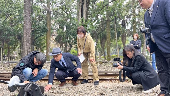 對於車站仍保留早期鐵道遺址及觀光五分車，讓他們印象深刻。（張毓翎攝）