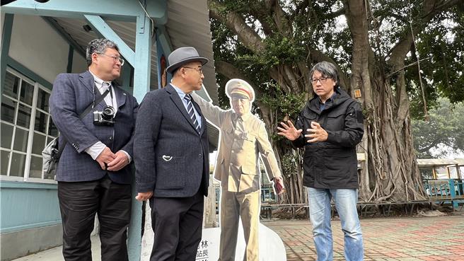 台南藝術大學音像紀錄研究所所長曾吉賢（右一）為若櫻鐵道株式會社參訪團導覽。（張毓翎攝）