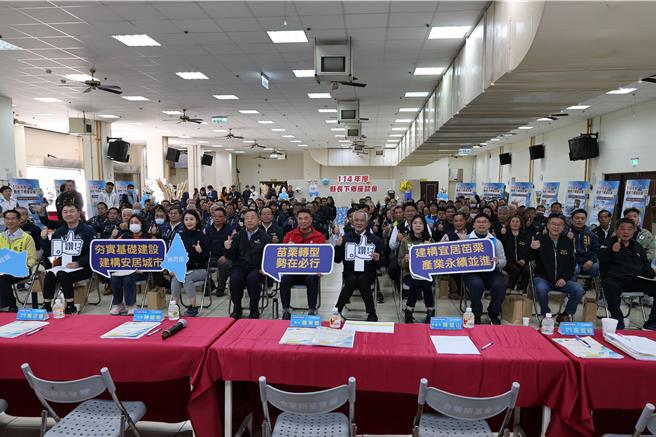 苗栗縣長鍾東錦下鄉座談會通苑場，17日在通霄鎮綜合活動中心登場。（謝明俊攝）