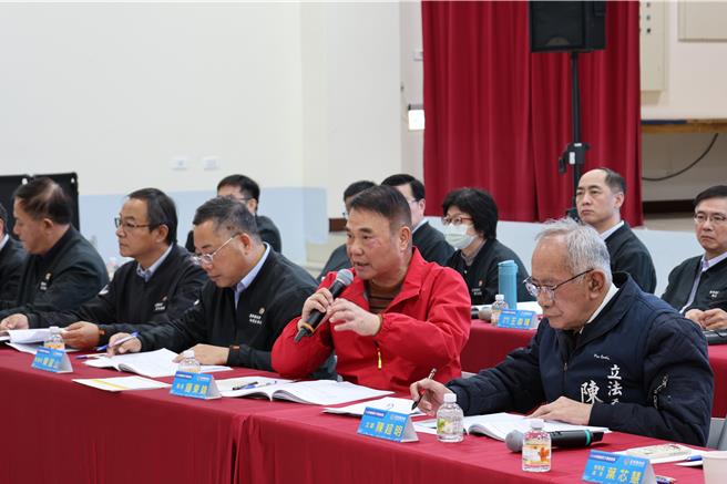 苗栗縣長鍾東錦下鄉座談會通苑場，17日在通霄鎮綜合活動中心登場，地方提案都由鍾東錦及各局處長逐一回覆說明。（謝明俊攝）