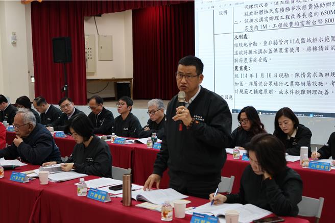 苗栗縣長鍾東錦下鄉座談會通苑場，17日在通霄鎮綜合活動中心登場，地方提案都由鍾東錦及各局處長逐一回覆說明。（謝明俊攝）