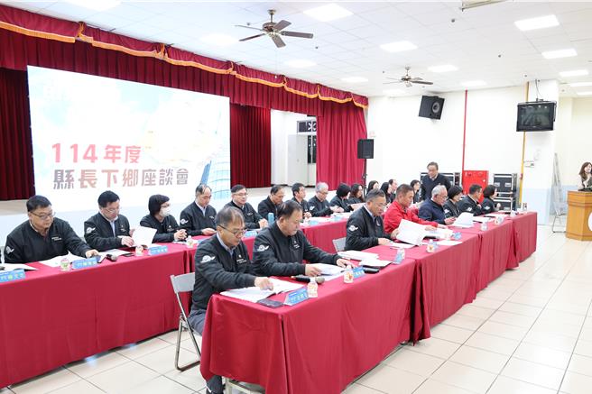 苗栗縣長鍾東錦下鄉座談會通苑場，17日在通霄鎮綜合活動中心登場，鍾東錦率領各局處長逐一回覆說明。（謝明俊攝）