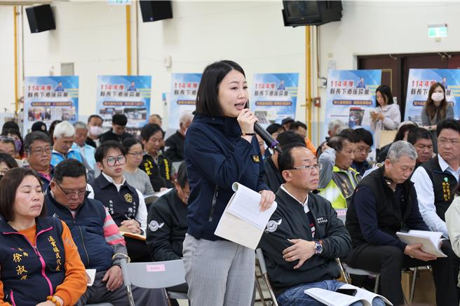 苗栗縣長鍾東錦下鄉座談會通苑場，17日在通霄鎮綜合活動中心登場，通霄鎮長張可欣提出多案討論。（謝明俊攝）