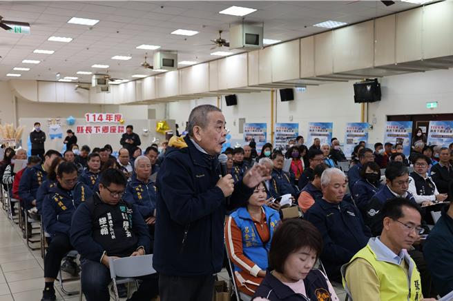 苗栗縣長鍾東錦下鄉座談會通苑場，17日在通霄鎮綜合活動中心登場，通霄鎮代翁英雄提案改善農水路。（謝明俊攝）