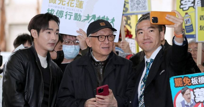 高龄77岁的联华电子创办人曹兴诚（中）近日因主张罢免多名蓝营立委而站上镁光灯浪尖。（图／报系资料照）