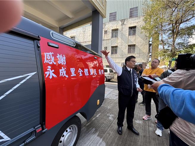 永成里永亿福德宫捐赠全台第一辆全灾式泡沬消防车，17日在台中市政府消防局第三大队太平分队举行捐赠仪式。（冯惠宜摄）