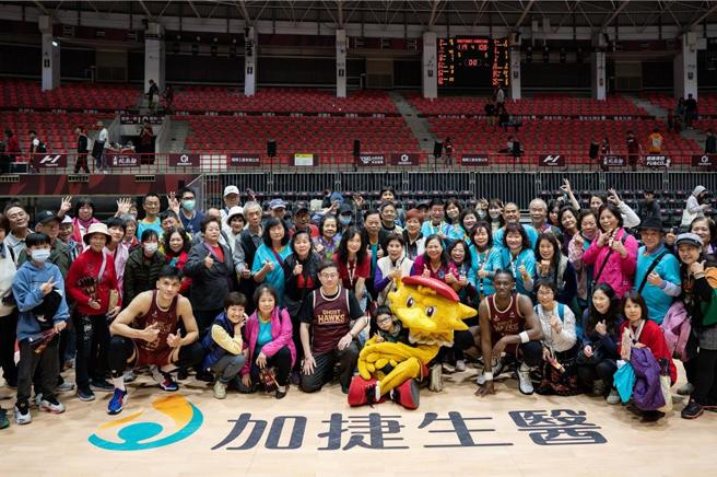 加捷生医带领员工与亲友、经销商贵宾齐聚一堂，共同为台钢猎鹰加油助阵。图／加捷生医提供