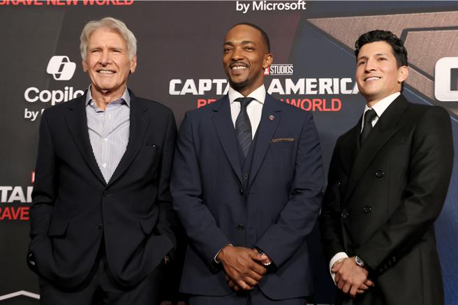 《美国队长：无畏新世界》上周举行好莱坞首映会，左起哈里逊福特、安东尼麦基以及丹尼·拉米瑞兹。（漫威影业提供）