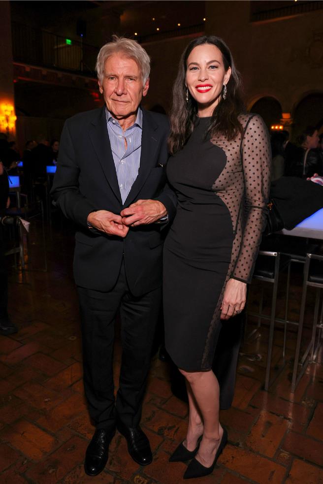 《美国队长：无畏新世界》世界首映会 （左起）哈里逊福特、丽芙泰勒，片中父女同框。（漫威影业提供）