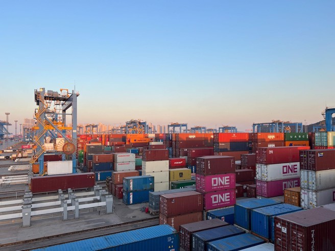 青岛港全自动化码头以无人化闻名（图/台湾青年创客发展协会）