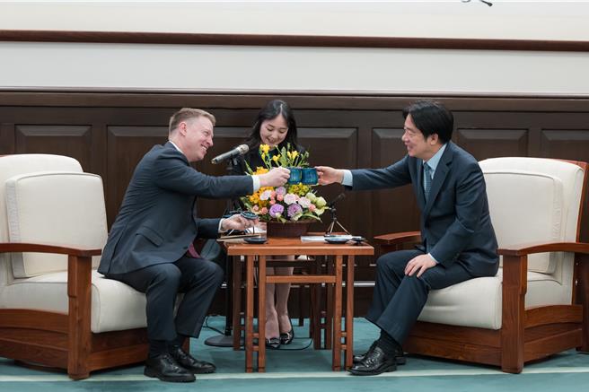 賴清德總統今天接見前白宮副國安顧問博明等一行，重申未來臺灣會持續提升自我防衛力量，也期盼跟美國在安全、經貿、能源等領域進一步強化夥伴關係，並加強關鍵及創新科技的合作，一起打造「非紅供應鏈」。（總統府提供）