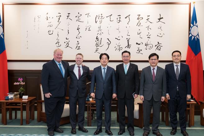 賴清德總統今天接見前白宮副國安顧問博明等一行，重申未來臺灣會持續提升自我防衛力量，也期盼跟美國在安全、經貿、能源等領域進一步強化夥伴關係，並加強關鍵及創新科技的合作，一起打造「非紅供應鏈」。（總統府提供）