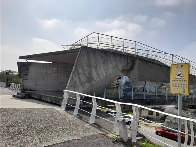 雲林縣北港鎮特色景點「天空之橋」，日前有2名流浪漢在此棲身，大量衣物堆置橋旁，17日警方表示獲報後已於16日晚間勸離。（張朝欣攝）