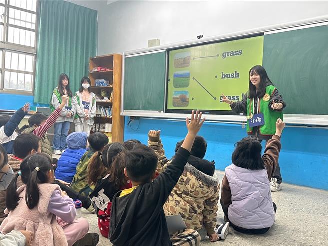 平镇高中国际亲善大使社上月于东明国小举办「拯救自然王国大作战—英语科学营」，让学童在体验活动中也能学习环保知识跟英语能力。（图／桃园市教育局）