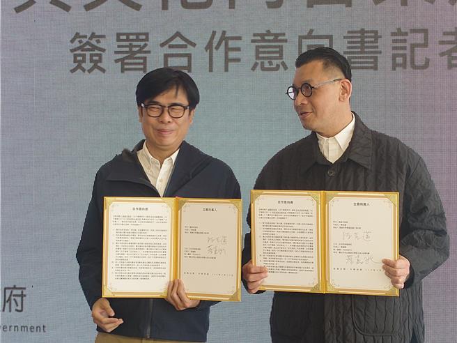 高雄市長陳其邁與文策院董事長蔡嘉駿簽署MOU合作，有望將高雄打造為影視後製基地。（任義宇攝）