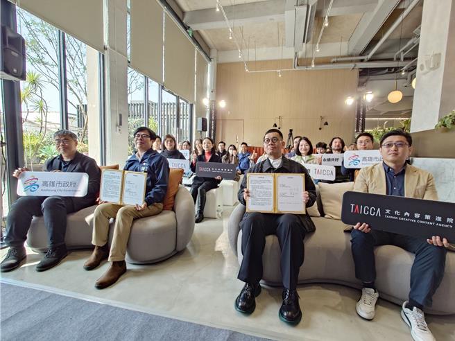 高雄市長陳其邁與文策院董事長蔡嘉駿簽署MOU合作，有望將高雄打造為影視後製基地。（任義宇攝）