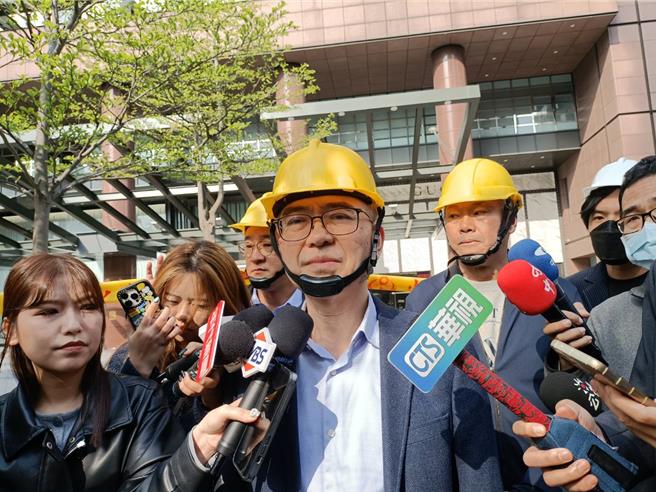 新光三越营业部本部副本部长谢英明今下午出面说明。（陈淑娥摄）