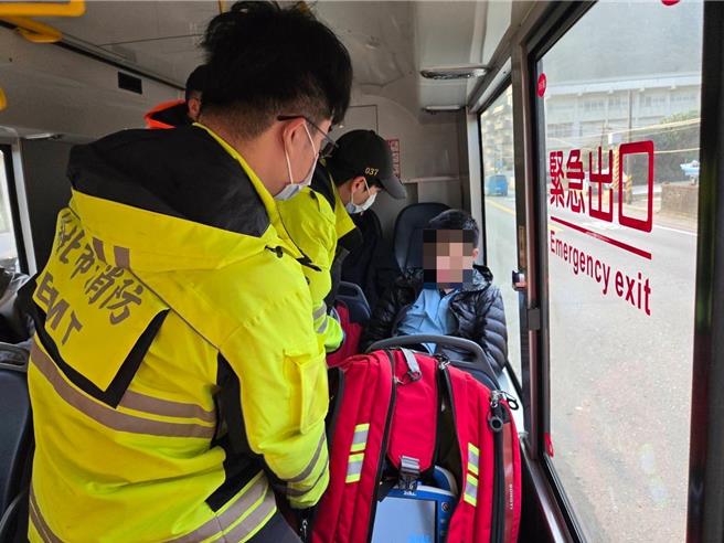 海巡署北部分署第二岸巡队南雅安检所执勤人员，今（17）日上午和消防人员联手救援公车上因低血糖昏厥的学生。（海巡署北部分署第二岸巡队提供）