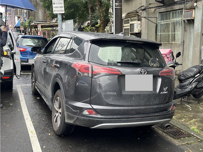 路边停车格发现车辆。(翻摄照片／蔡依珍桃园传真)