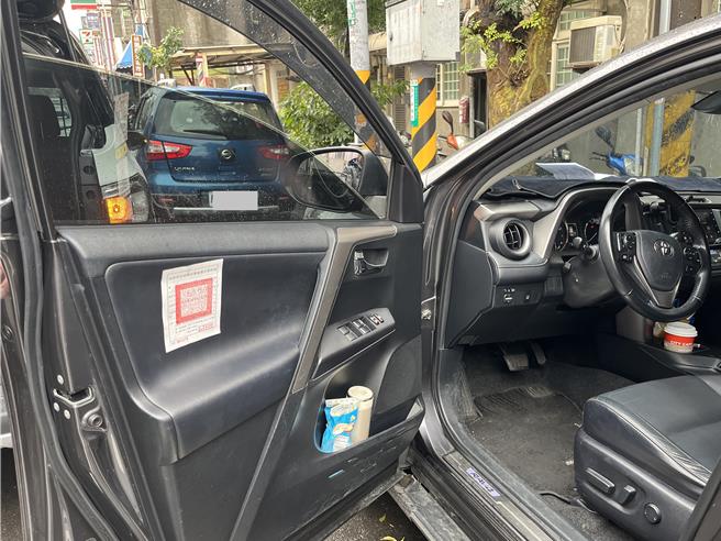 现场实施查封。(翻摄照片／蔡依珍桃园传真)