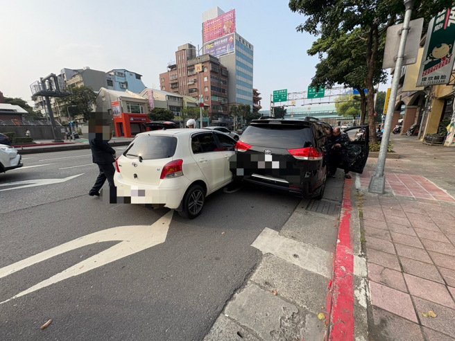 立委王世堅17日下午4時許，駕車行經重慶北路與哈密街59巷56弄口，與一輛轎車發生擦撞。（圖警方提供／李文正台北傳真）