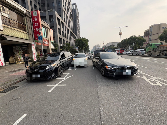 立委王世堅17日下午4時許，駕車行經重慶北路與哈密街59巷56弄口，與一輛轎車發生擦撞。（圖警方提供／李文正台北傳真）