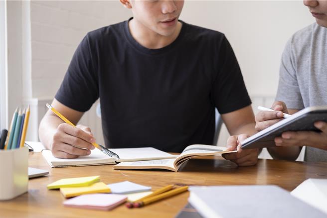 儿福联盟17日公布调查显示，过半数国中生承受着对未来的压力，其出现情绪问题的比例，是未感受到相同压力学生的2倍，出现焦虑、失眠等身心症状的比例更高出3.5倍。（儿盟提供／蔡佩珈台北传真）