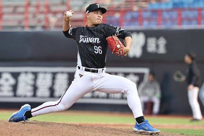 孫易磊17日在模擬賽投球，飆出152公里火球。（中華職棒聯盟提供）