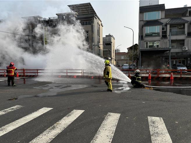 太保市祥和三路一处自来水公司工地，今(17日)下午近4点，突传出瓦斯气体外泄莫名起火，由消防人员协助扑灭。(嘉县消防局提供／吕妍庭嘉义传真)