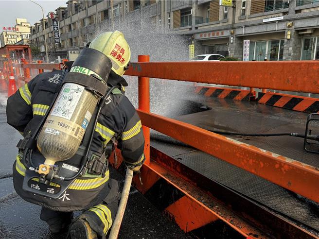 太保市祥和三路一处自来水公司工地，今(17日)下午近4点，突传出瓦斯气体外泄莫名起火，由消防人员协助扑灭。(嘉县消防局提供／吕妍庭嘉义传真)