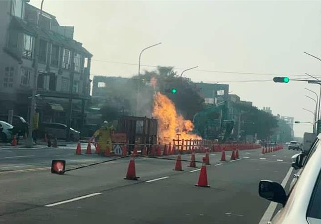 太保市祥和三路一处自来水公司工地，今(17日)下午近4点，突传出瓦斯气体外泄莫名起火，民眾拍下熊熊烈火画面上传脸书。(取自幸福朴子人脸书／吕妍庭嘉义传真)