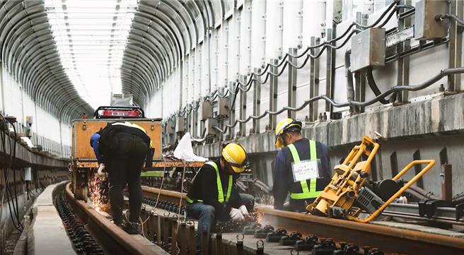 0403地震导致新北环状线严重受损，工程人员復原施工状况。（本报资料照）