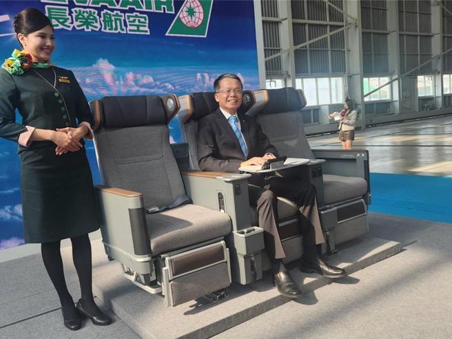 长荣航空（2618）总经理孙嘉明17日在长荣航空第四代豪华经济舱发表会后表示，俄乌停火将对长荣航空有利，营收增加及降低成本。图／王淑以