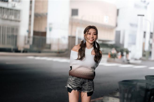 2025年2月17日台北市／艾薇推出全新单曲〈计算浪漫〉。（环球音乐提供／黄雯犀台北传真）