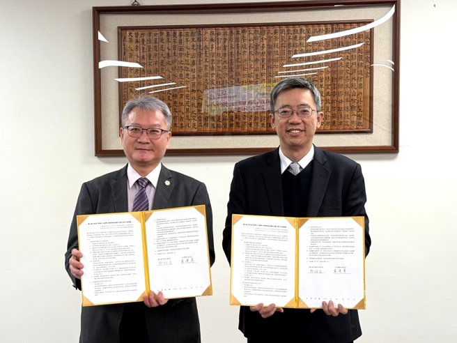 中山医大校长黄建寧(左)与中教大校长郭伯臣共同签署「跨校辅系及双主修合作协议」，推动学生跨域学习。(照片/中山医大提供)