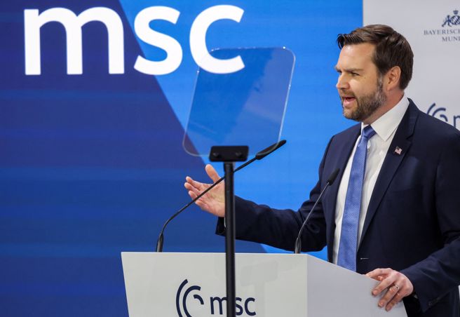 美國副總統萬斯在慕尼黑安全會議上嚴辭指責歐洲言論自由倒退、接納太多移民，同時為川普的俄烏和平構想辯護，惹惱在場的絕大多數的歐洲政要。（圖／路透）