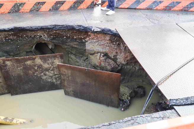 事故现场为自来水公司施工区域，疑因管线施工坍方，造成瓦斯管路断裂并引发火灾。(嘉义县政府提供／吕妍庭嘉义传真)