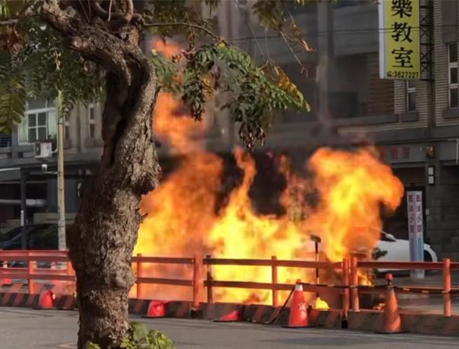 太保市祥和三路一处自来水公司工地，今(17日)下午近4点，突传出瓦斯气体外泄莫名起火，民眾拍下马路冒出熊熊烈焰画面，火焰高度达2至3层楼高。(取自threads loe_0111／吕妍庭嘉义传真)