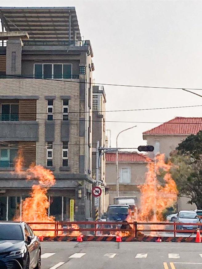 太保市祥和三路一处自来水公司工地，今(17日)下午近4点，突传出瓦斯气体外泄莫名起火，火焰高度达2至3层楼高。(嘉义县政府提供／吕妍庭嘉义传真)