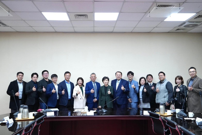 (右起第八位)行政院鄭麗君副院長、數位發展部闕河鳴次長、數位發展部資通安全署副署長鄭欣明、數位發展部數位產業署黃雅萍副署長(左起第六位)立法委員林楚茵。(台灣資安大聯盟提供)