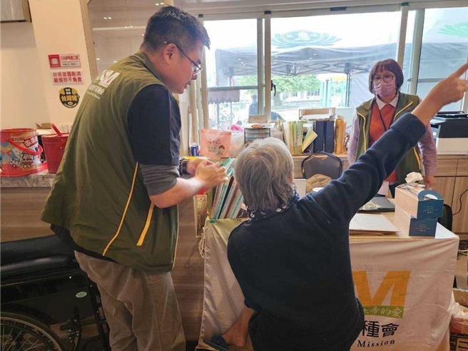 0121嘉義地震後，台南市楠西區「雙老夾擊」問題更被凸顯出來，根據內政部統計，楠西區的老年人口比例達29.04％，每3到4個居民當中就有1位是老人。（芥菜種會提供）