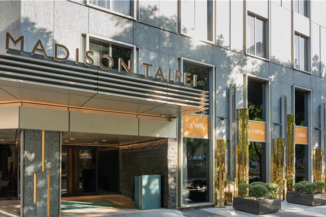 慕轩饭店与LA MER海洋拉娜打造期间限定「金宫外墙」，耀目光影尽显奢华氛围。 （LA MER海洋拉娜提供）