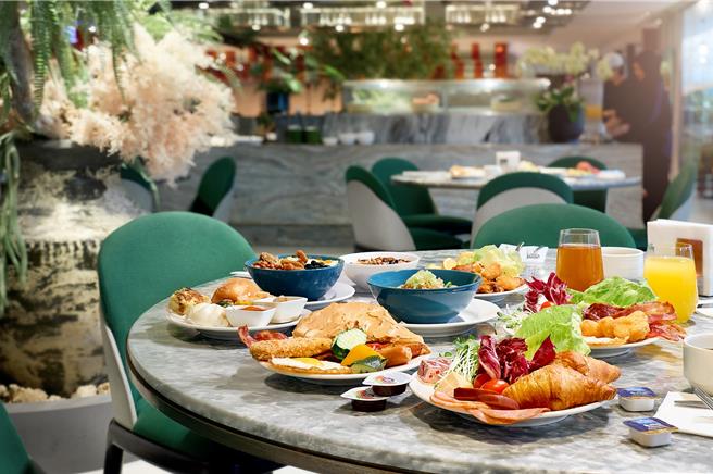 板桥凯撒大饭店「春漾星肌」住房专案，享隔日自助式早餐买一送一。（板桥凯撒大饭店提供）