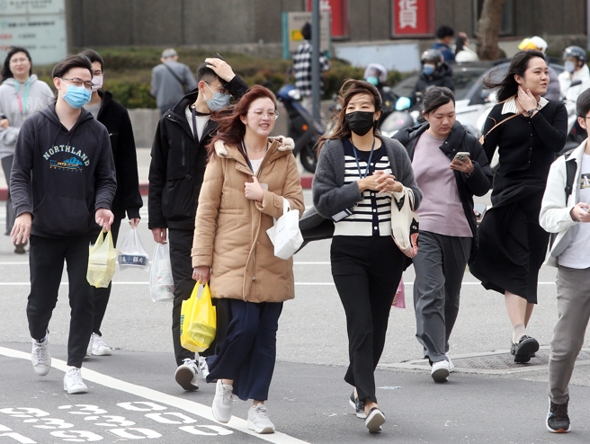 明日基隆北海岸、宜蘭地區及大台北山區易有局部大雨，大台北平地、花東地區及恆春半島也有局部短暫雨，中部以北山區及馬祖則有零星短暫雨，各地早晚偏冷，台南以北及宜蘭低溫13、14度。（示意圖／趙雙傑攝）