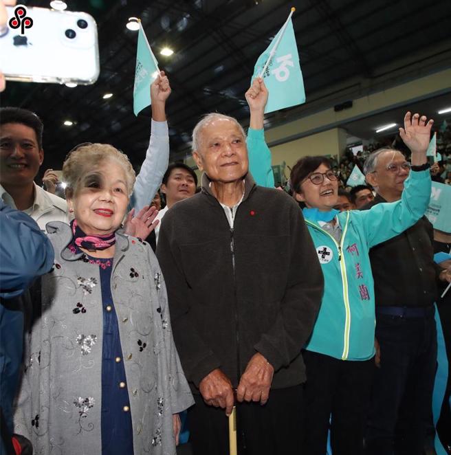 民眾党前主席柯文哲父亲柯承发(中)虽反对儿子从政，但仍会静静在每一个场合支持。（本报资料照片）