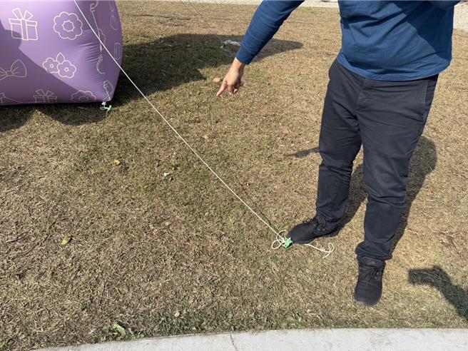 0岁男童赏灯时不慎遭open酱固定绳索绊倒跌伤，龟山警帮忙开道跨越人潮。(翻摄照片／蔡依珍桃园传真)