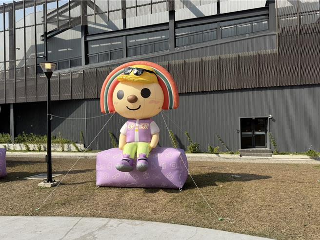 0岁男童赏灯时不慎遭open酱固定绳索绊倒跌伤，龟山警帮忙开道跨越人潮。(翻摄照片／蔡依珍桃园传真)