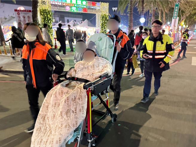 0岁男童赏灯时不慎遭open酱固定绳索绊倒跌伤，龟山警帮忙开道跨越人潮。(翻摄照片／蔡依珍桃园传真)