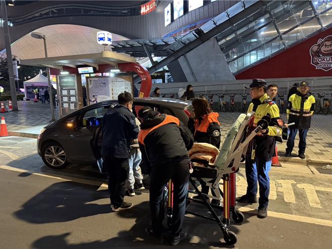 0岁男童赏灯时不慎遭open酱固定绳索绊倒跌伤，龟山警帮忙开道跨越人潮。(翻摄照片／蔡依珍桃园传真)